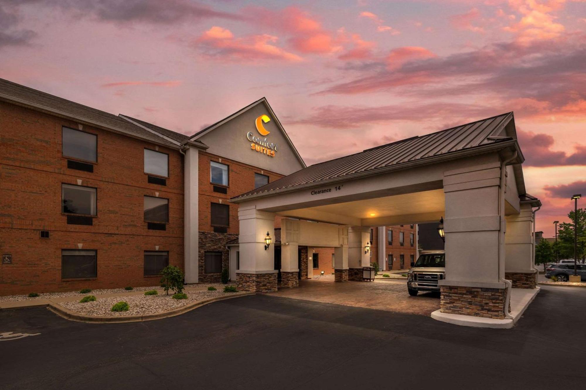 Comfort Suites Louisville Airport Exterior photo